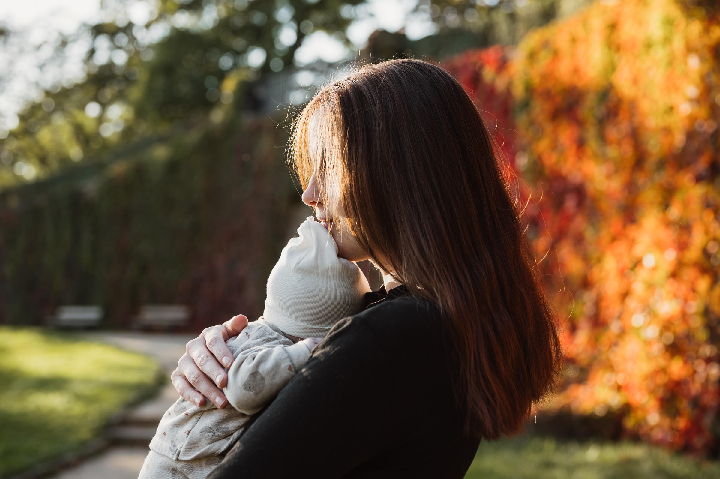 Mama und Baby im Herbst